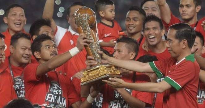 Pemain persija bambang pamungkas terima trofi piala presiden dari jokowi
