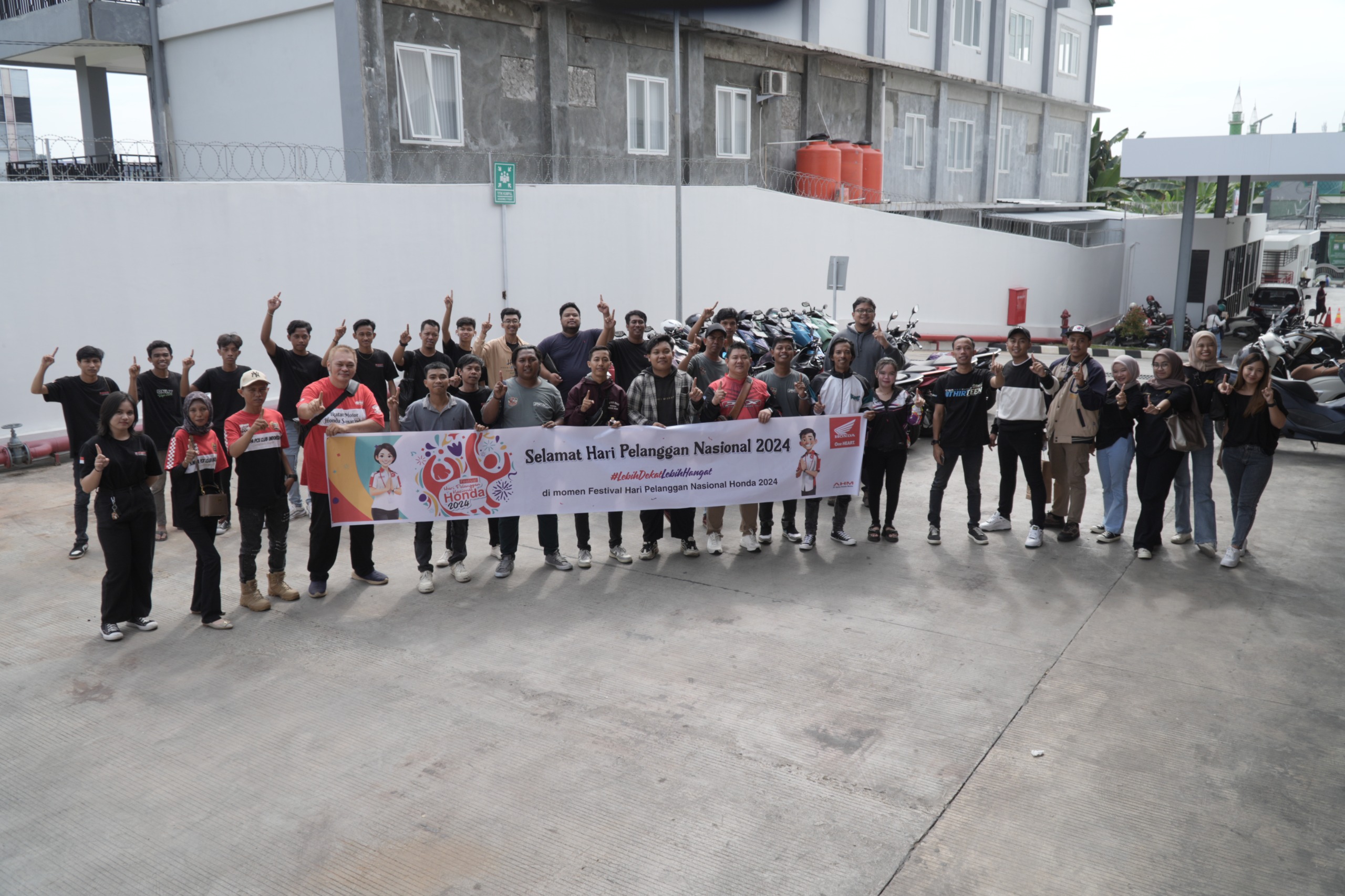 Astra Motor Kaltim 2 bersama konsumen dan komunitas sepeda motor Honda saat berada di salah satu tempat makan berlokasi di Betapus, Samarinda dalam rangkaian kegiatan Harpelnas 2024 pada minggu (22/09) lalu.