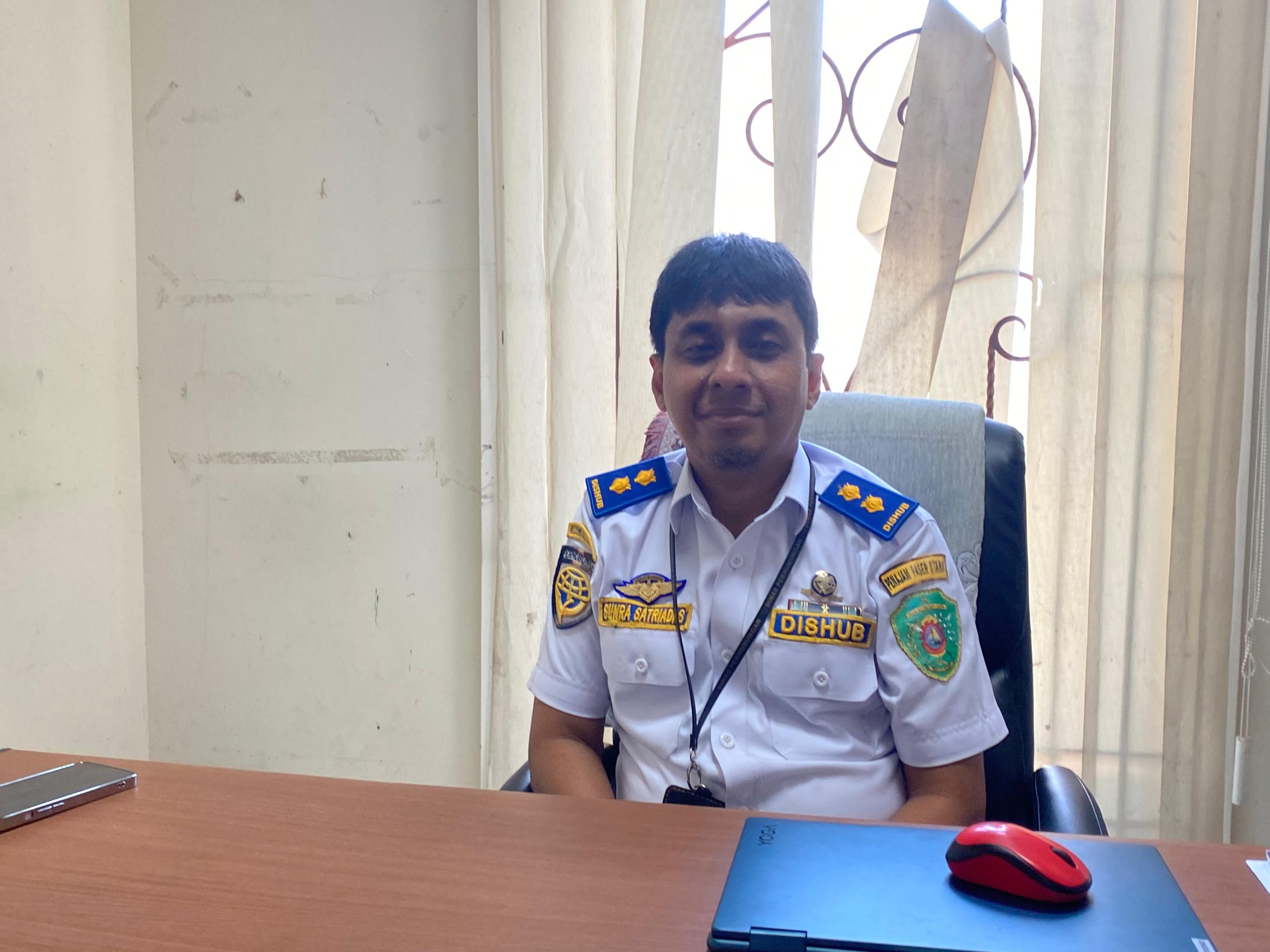Sekretaris Dishub PPU, Andy Sunra Satriadi Sumaryo saat diwawancara awak media