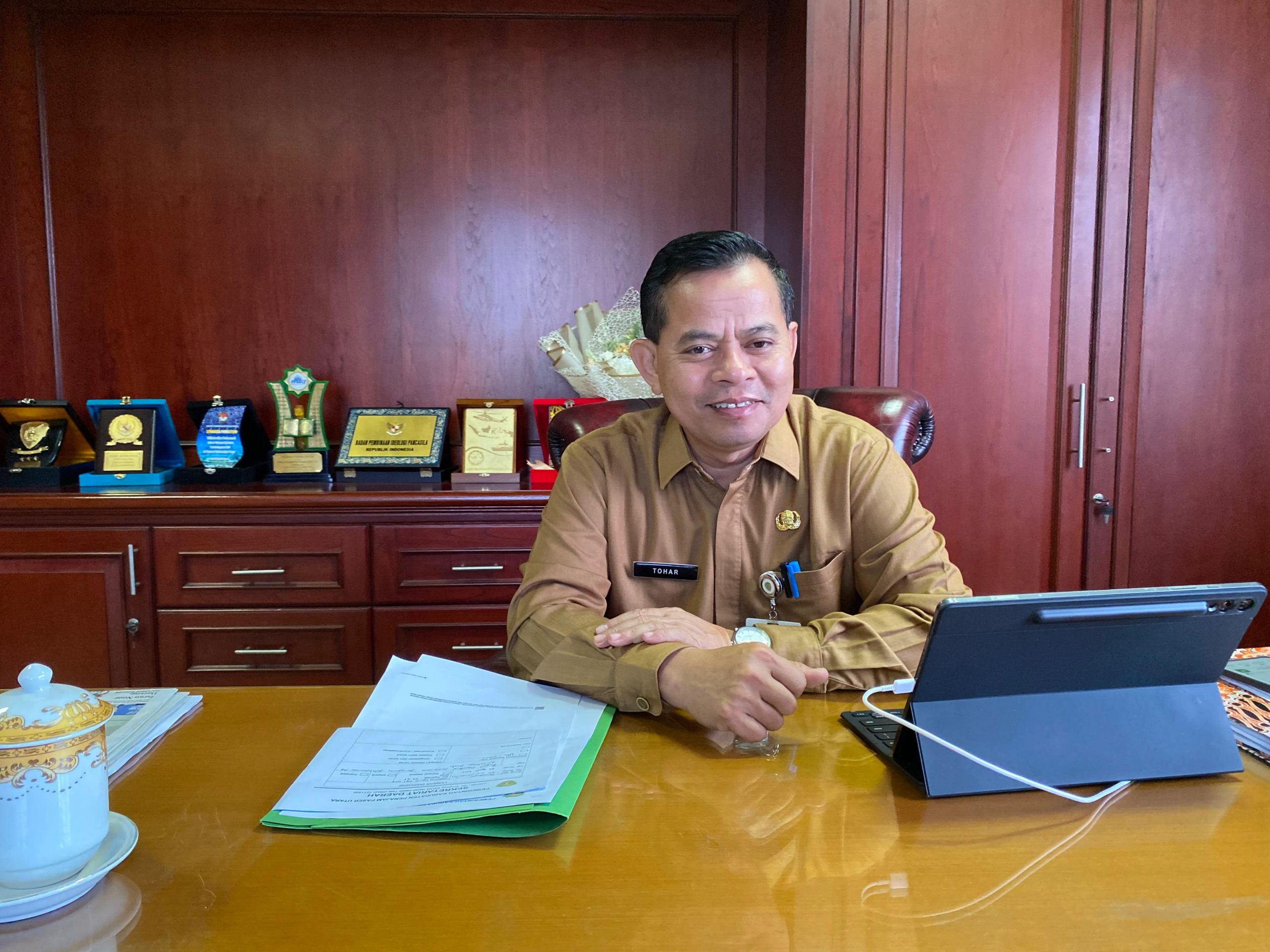 Sekretaris Daerah (Sekda) Penajam Paser Utara (PPU), Tohar, saat di temui awak media di sela kesibukannya.