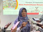 Kepala Dinas Pemberdayaan Masyarakat dan Desa (DPMD) PPU, Tita Deritayati saat diwawancara awak media
