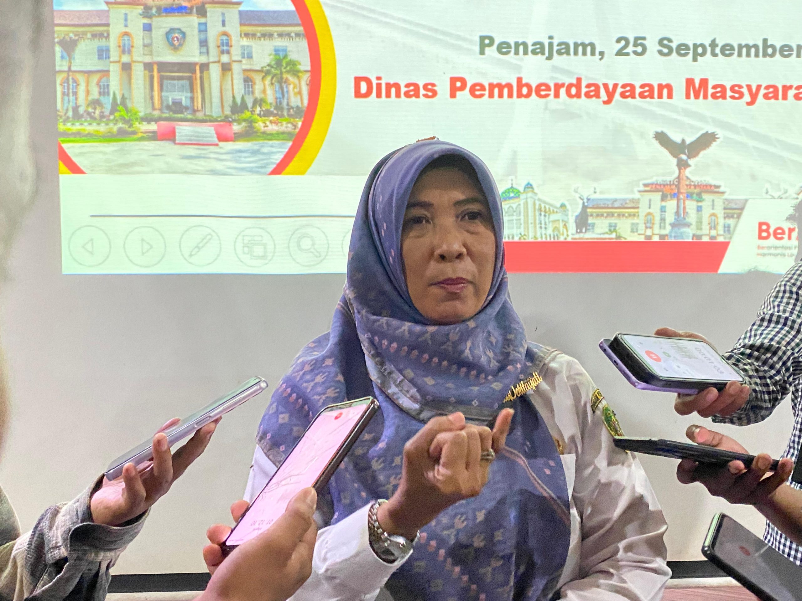 Kepala Dinas Pemberdayaan Masyarakat dan Desa (DPMD) PPU, Tita Deritayati saat diwawancara awak media