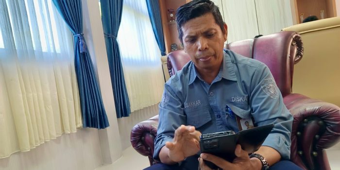 Kepala Bidang Perikanan dan Budidaya Lingkungan Dinas Perikanan (Diskan) Kabupaten Penajam Paser Utara (PPU) Musakkar saat di temui di kantornya.