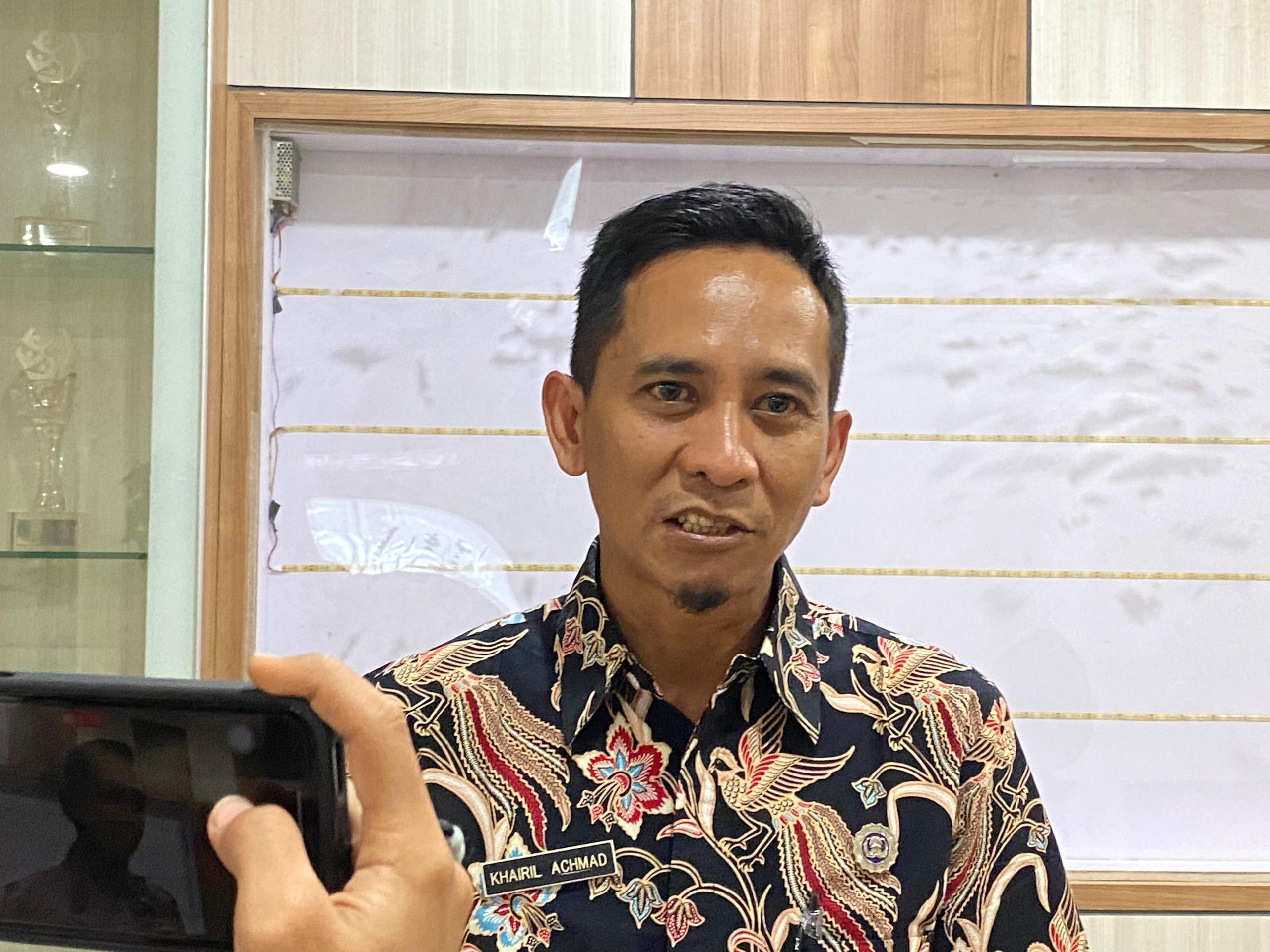 Kepala Bidang Perumahan, Pemukiman, dan Pertamanan, Perkimtan PPU, Khairil Achmad saat diwawancara awak media