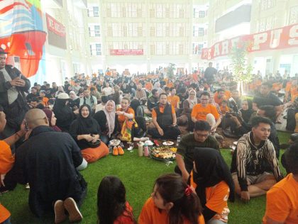 NOBAR. Gubernur Kaltim Rudy Mas'ud saat menyaksikan nobar Borneo FV Vs Persijap