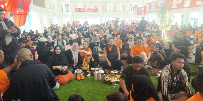 NOBAR. Gubernur Kaltim Rudy Mas'ud saat menyaksikan nobar Borneo FV Vs Persijap